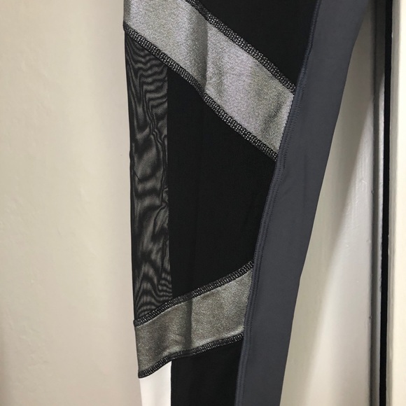 NWOT Victoria Secret Ultimate Legging - Picture 3 of 4